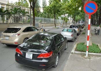 Several cars illegally park along Alexandre De Rhodes Street in District 1 (Photo: SGGP) Several cars illegally park along Alexandre De Rhodes Street in District 1 (Photo: SGGP)